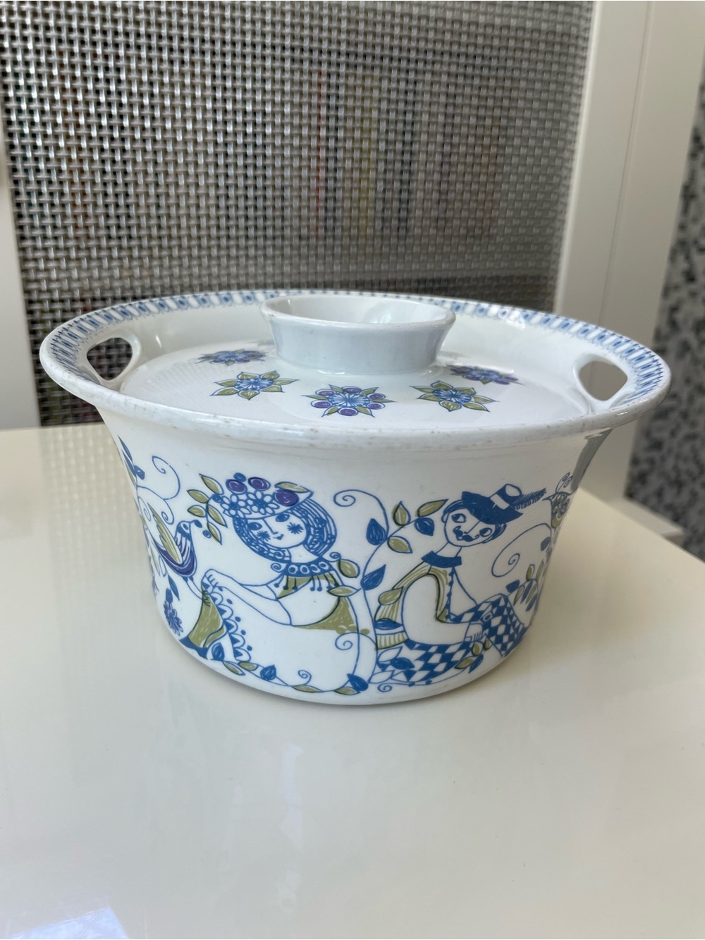 Vintage mid-century Figgjo Lotte pattern round lidded ceramic serving dish